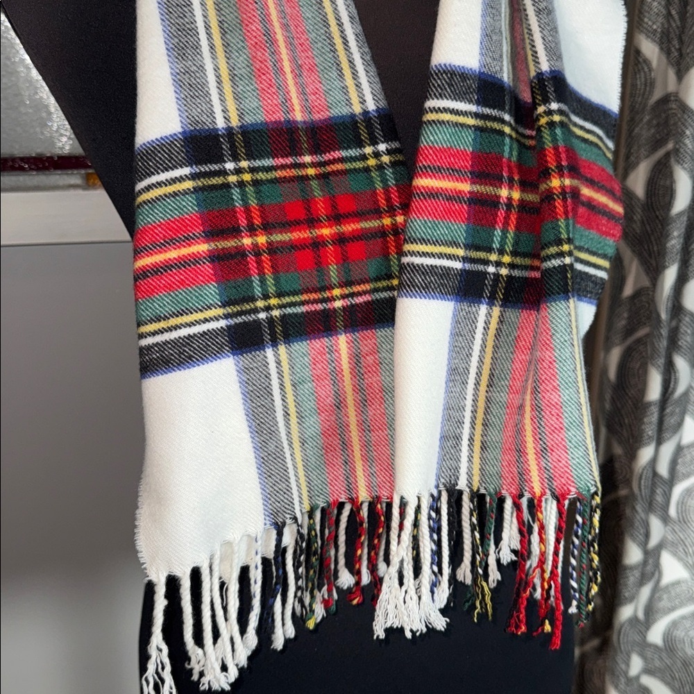100% Cashmere Ivory & Red Plaid Scarf Made in Scotland - Picture 2 of 6